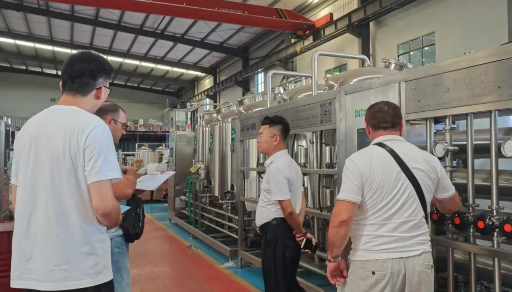 Πελάτης από το Αζερμπαϊτζάν επισκέπτεται Intop Machinery για να επιθεωρήσει τη γραμμή παραγωγής χυμού ροδιού